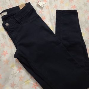 Tha Hollister skinny jeans in dark